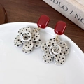 Vue détaillée des boucles d'oreilles rétro à fleurs rouges et à pois sur plat blanc - Boucles d'Oreilles Pendants Fleur à Pois Rouge (25737B)