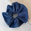 Dettaglio ravvicinato di elastico scrunchie in denim blu scuro con cuciture - Stile Rotondo (25744A) / Blu Denim Lavato