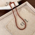 Detail van rode kristallen kralenketting met turquoise afstandhouders en zilveren sluiting - Rood Blauw Kralenmix Stijl
