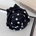 Detailansicht eines schwarz-weißen Haargummis in Rosenform mit Polka-Dot-Muster - Schwarzes Punktmuster Stil (25745B)