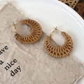 Gedetailleerde weergave van bohemian gevlochten rotan oorbellen in halve maanvorm - Kleine Gevlochten Ring Stijl (25780A)