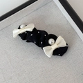 Dettaglio di un fermaglio per capelli in pizzo a pois con fiocchi di seta e perla - Fermaglio BB Nero (25786B)
