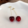 Detalle de pendiente de cereza con resina translúcida y tallos de metal dorado fino - Cereza Pequeña / Cereza Pequeña Rojo Vino