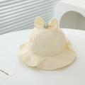 Dettaglio del cappello da sole giallo con ricamo floreale e fiocco con perle per neonati - Taglia Unica (1-3A Testa 45-50cm) / crema