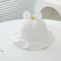 Dettaglio del cappello da sole in pizzo bianco per neonata con fiocco e trama floreale - Taglia Unica (1-3A Testa 45-50cm) / Bianco