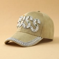 Dettaglio del logo BOSS in perle bianche e strass colorati su berretto in camoscio kaki - Cachi