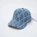 Detalle de la gorra vaquera azul con pedrería brillante y acabados desgastados de estilo retro - Talla única / Azul claro