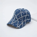 Detalle de gorra de béisbol de mezclilla con pedrería plateada y patrón de estrella retro - Talla única / Azul
