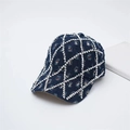 Detalle de gorra vaquera vintage con malla de strass y agujeros de estilo desgastado - Talla única / Azul oscuro