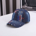 Dettaglio del berretto in denim con strass rossi bianchi blu e motivi a stelle - Taglia unica / Blu scuro