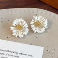 Elegant white sunflower daisy stud earrings with golden stamens in a ceramic tray - White 3D Daisy Style (26661A)