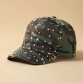 Vista dettagliata del cappello mimetico con rivetti metallici decorativi a stella - L(58-60cm) / Camo Verde
