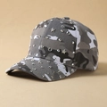 Dettaglio del cappello camouflage con borchie a stella argentate e strass brillanti - L(58-60cm) / Camo Grigio