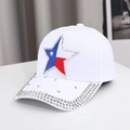 Detail van witte honkbalpet met strass-ster borduursel en glanzende rand detail - Wit