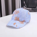 Lichtblauwe kanten baseballpet met oranje geborduurd bloemenpatroon en gebogen klep - Eén maat / Blauw