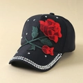 Damen Baseballkappe in Schwarz mit roter Rosenstickerei und funkelnden silbernen Strasssteinen - Schwarz