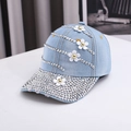 Cappellino in denim azzurro con strass argentati e decorazioni floreali bianche in 3D - Taglia unica / Azzurro