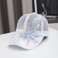 Damen Baseballkappe aus weißem Mesh mit silbernen Pailletten, Blumenstickerei und Perlen - Silber