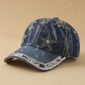 Detailansicht der dunkelblauen Jeans-Baseballkappe mit funkelnden Strasssteinen und Stern - Stern Dunkelblau