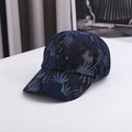 Detailopname van donkerblauwe baseballpet met verfijnd geborduurd bloemenkantpatroon - Eén maat / Marineblauw
