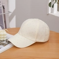 Gorra de béisbol beige con diamantes de imitación plateados y textura de malla en una mesa - Ajustable / Blanco