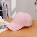 Vista detallada de la gorra de béisbol rosa con purpurina y pedrería plateada de moda - Ajustable / Rosa