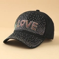 Detailaufnahme der schwarzen Baseballkappe mit buntem LOVE-Schriftzug aus Strass - Einheitsgröße / LOVE Schwarz
