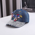 Berretto in denim blu con farfalla di strass colorati e visiera decorata con cristalli - Taglia unica / Blu