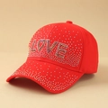 Detail der roten Baseballkappe mit LOVE-Strass-Schriftzug und funkelnden Kristallakzenten - Einheitsgröße / LOVE Rot