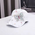 Cappellino bianco con farfalla di strass multicolore e decorazioni floreali rosa - Bianco