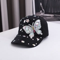 Dettaglio di farfalla in paillettes con strass colorati su berretto da baseball nero - Nero