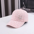 Detalle de gorra de béisbol rosa con encaje floral y adorno de flores de diamantes - Rosa