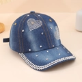 Cappellino da baseball in denim blu scuro con cuore di strass e visiera decorata - Taglia unica / Blu Denim