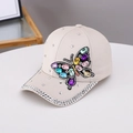 Berretto da baseball beige da donna con farfalla di strass colorati e bordo in cristallo - Taglia unica / Bianco