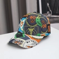 Gedetailleerd zijaanzicht van streetstyle honkbalpet met retro graffiti en badges - Eén maat / Graffiti Contrast