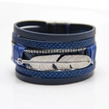 Dettaglio di bracciale in pelle blu intrecciata con piuma d'argento e chiusura magnetica - Blu
