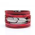 Dettaglio del bracciale multistrato rosso con piuma d'argento e chiusura magnetica strass - Rosso