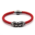 Detail eines roten geflochtenen Lederarmbands mit Totenkopf-Charms und Magnetverschluss - Gun Black und Rot