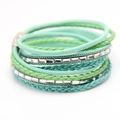 Detailopname van een meerlaagse groene gevlochten leren armband met kristallen inleg - Groen