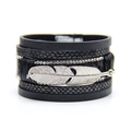 Dettaglio del bracciale in pelle multistrato con piuma d'argento e strass scintillanti - Nero