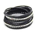 Macro-opname van meerlaagse handgemaakte gevlochten armband met strassteentjes - Zwart
