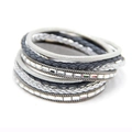 Detailweergave van handgeweven meerlaagse armband met sprankelende strasstenen en magneetsluiting - Grijs