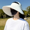 Weißer Sonnenhut mit breiter Krempe und dunkelgrauer atmungsaktiver Gesichtsmaske - M (56-58cm) / Gebrochenes Weiß