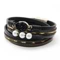 Makroansicht von mehrlagigem Leder-Armband mit schwarzem Stein und Magnetverschluss - Schwarz