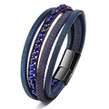Dettaglio del bracciale multistrato in pelle blu con perle occhio di tigre e chiusura magnetica - Blu