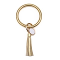 Détail macro du porte-clés doré en cuir PU avec pompon à franges et pendentif circulaire - Doré