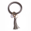Détail du porte-clés à pompon en cuir PU gris avec anneau doré et étiquette ronde - Gris