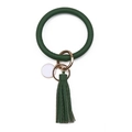 Gros plan sur bracelet porte-clés en cuir PU vert foncé texturé avec gland doré chic - Vert olive