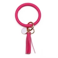 Vue macro du porte-clés anneau en cuir PU rose avec long gland et matériel en métal doré - Rouge Rose