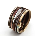 Détail macro du bracelet multicouche bohème en cuir avec strass et fermoir magnétique - Marron
